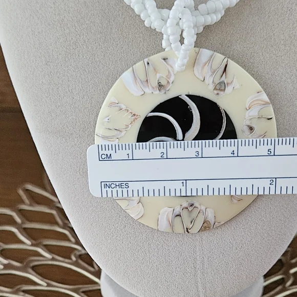 Handpainted Blk & White Design Shell Pendant With 16in Beaded Necklace - Picture 7 of 9